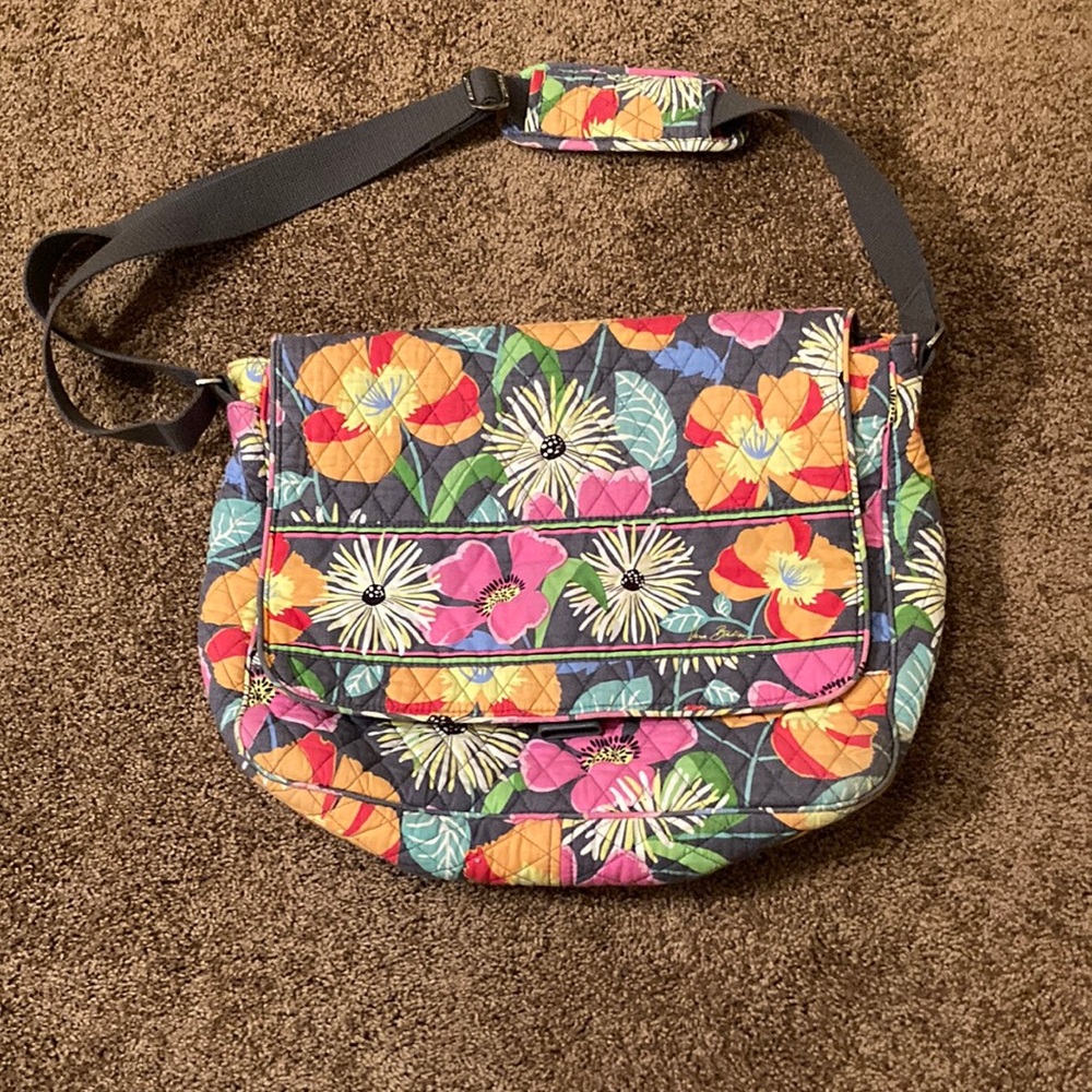 VERA BRADLEY FLORAL LARGE PURSE. MANY COMPARTMENTS. Thick shoulder strap. EUC